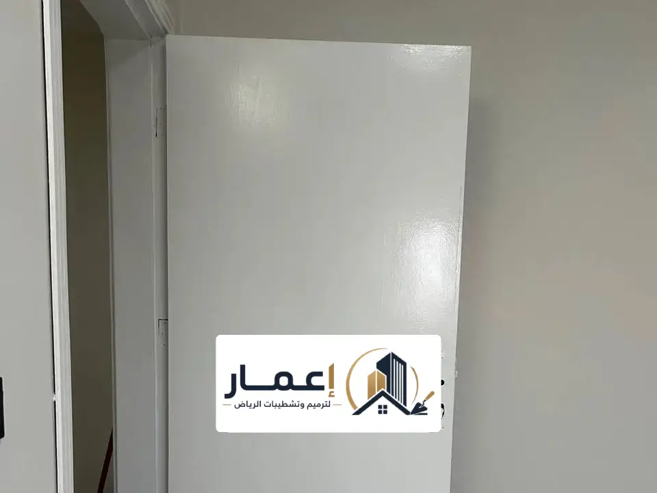 دهان باب حديد بالفرشاة في الرياض