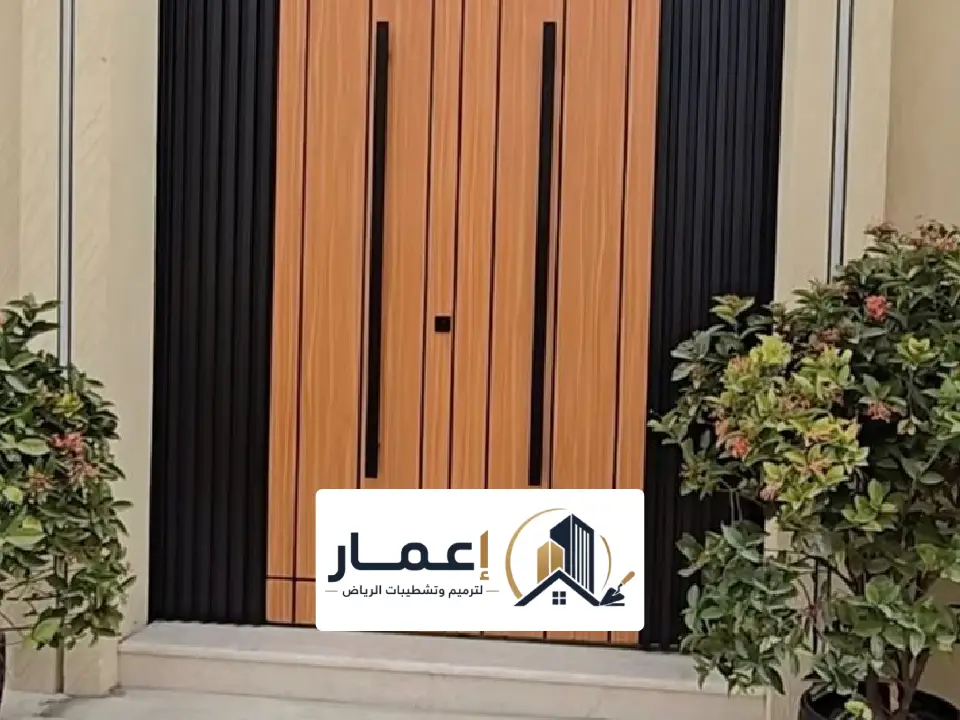 باب حديد خارجي مودرن بتصميم سادة وإطار معدني أنيق