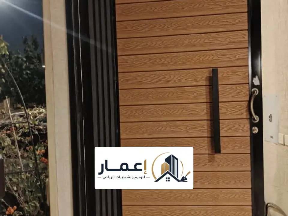 اب حديد خارجي بتشطيب بني يحاكي مظهر الخشب الطبيعي