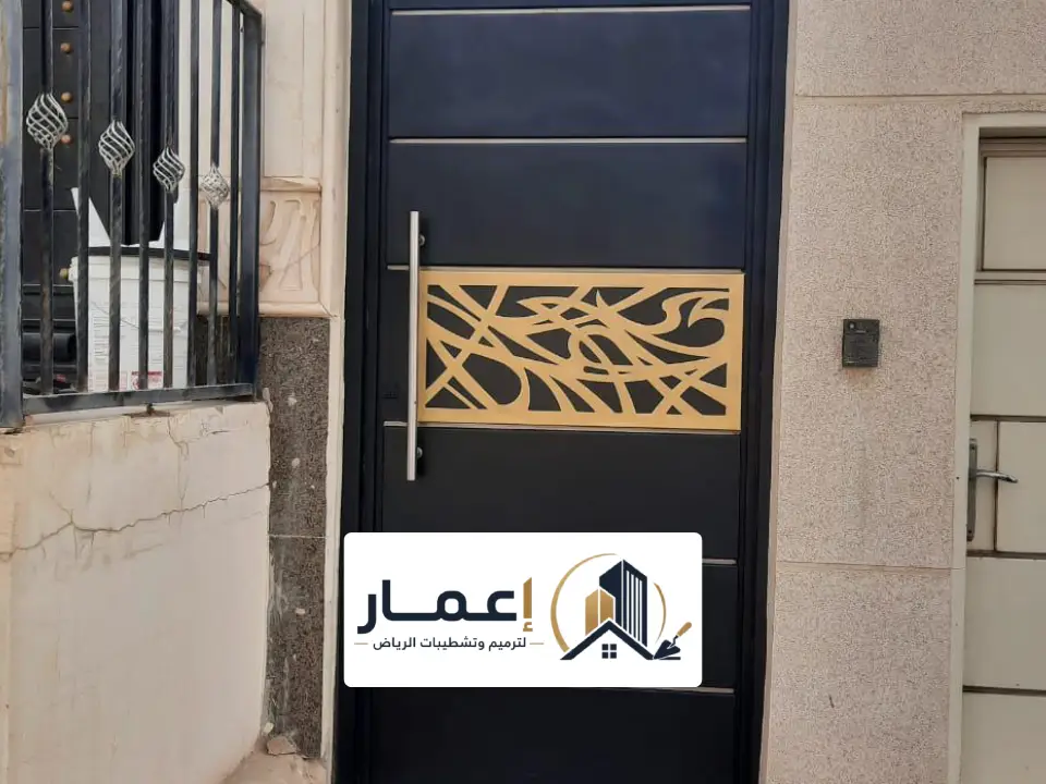 باب حديد مشغول بزخارف منحنية وتصميم كلاسيكي