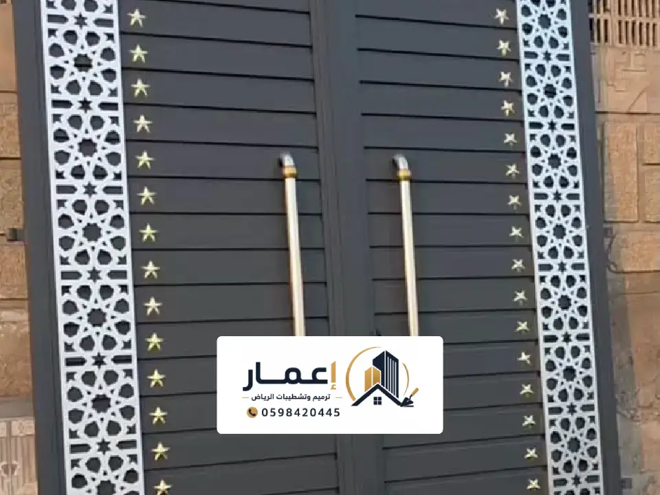 باب حديد مشغول بزخارف منحنية وتصميم كلاسيكي