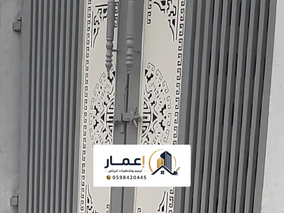 باب حديد مفرد بمقبض طويل لمدخل منزل صغير