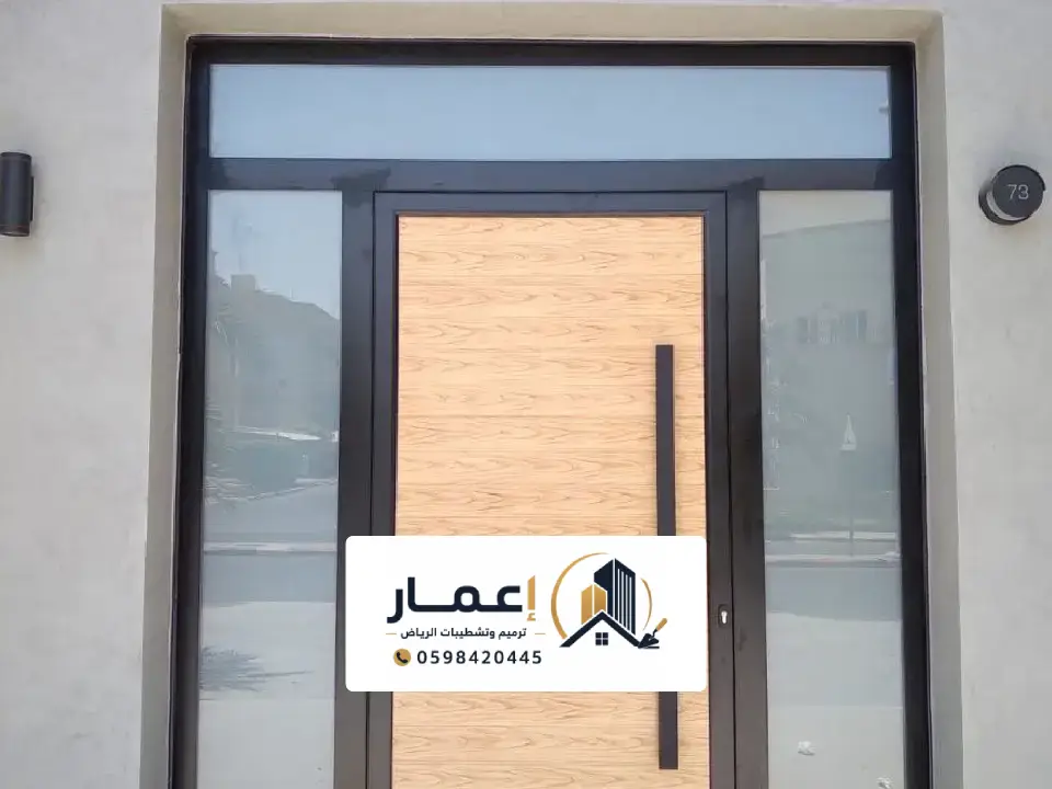 باب حديد مودرن أسود بخطوط هندسية بسيطة لمدخل منزل