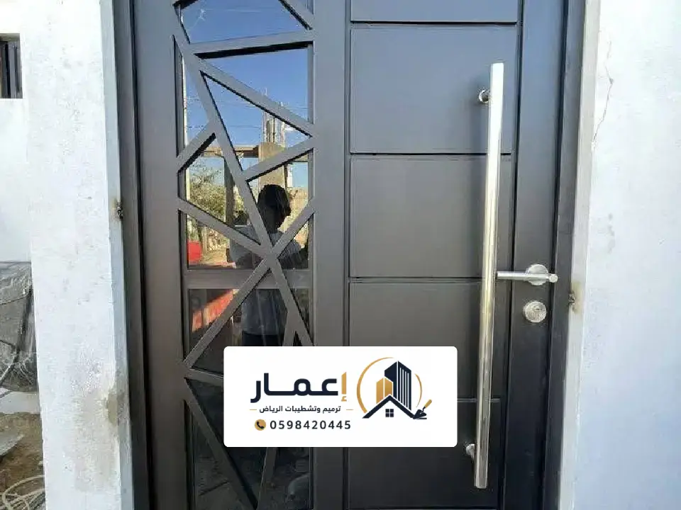 باب حديد مشغول بزخارف منحنية وتصميم كلاسيكي