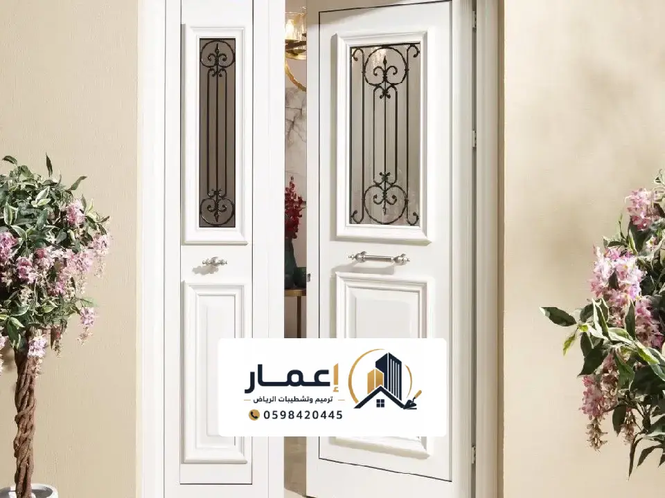 باب حديد ابيض مودرن بمقبض معدني طويل عمودي